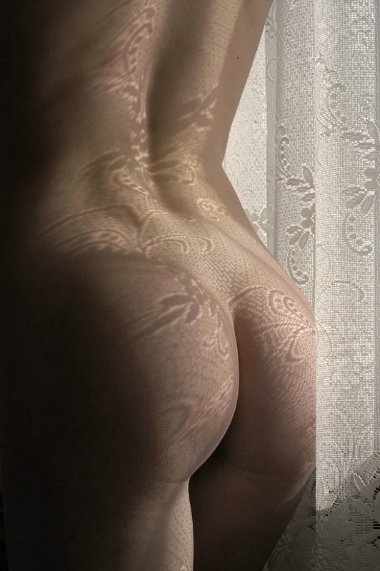 Сексуальная кокетка стоит у зашторенного окна 11 фотография