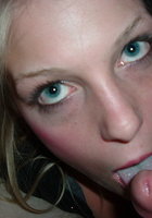 Сьюзи растягивает пальчиками сладкие половые губы 6 фото