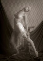 Черно-белая эротика со стройной леди показывающей грудь 2 фото