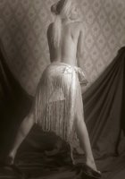 Черно-белая эротика со стройной леди показывающей грудь 3 фотография