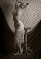 Черно-белая эротика со стройной леди показывающей грудь 1 фото