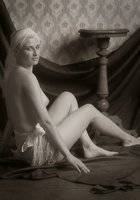 Черно-белая эротика со стройной леди показывающей грудь 12 фото