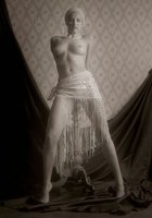 Черно-белая эротика со стройной леди показывающей грудь 5 фотография