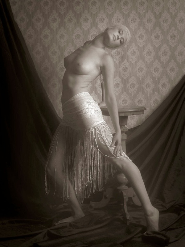 Черно-белая эротика со стройной леди показывающей грудь 2 фотография