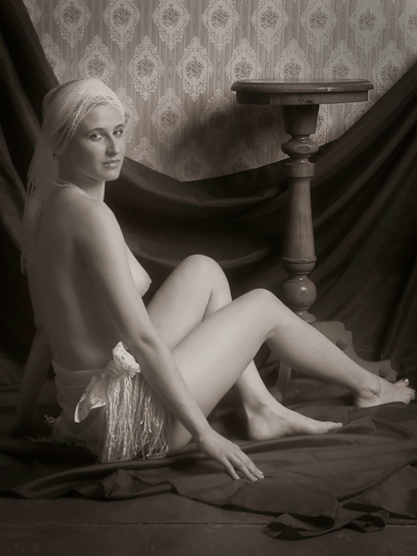 Черно-белая эротика со стройной леди показывающей грудь 12 фотография