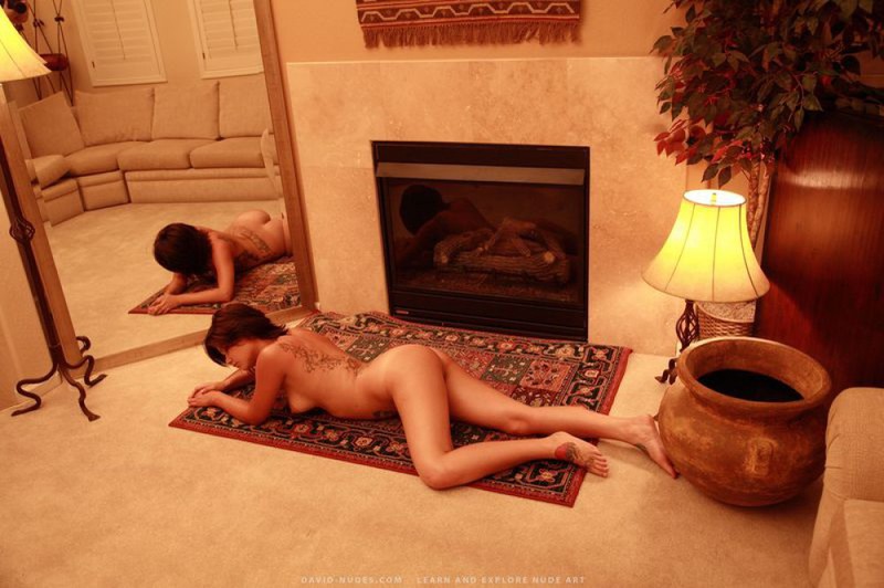 Сексуальная Алла разжигает страсть возле камина 13 фотография