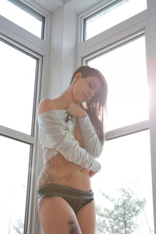 Татуированная Калли украсила телом панорамные окна 35 фотография