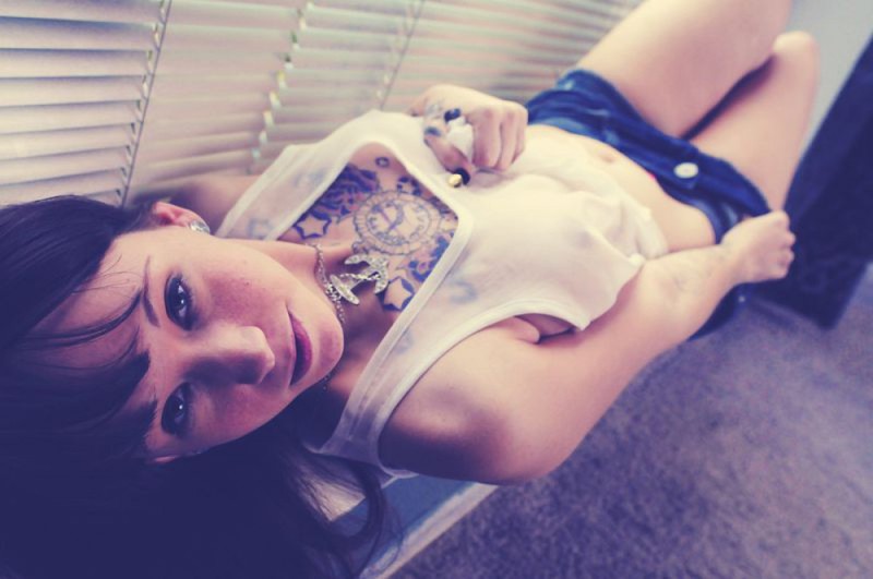 Кайлин у окна показывает татуировки на интимных местах 16 фотография