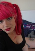 Красноволосая Лемон в своей комнате оголила татуированное тело 34 фотография