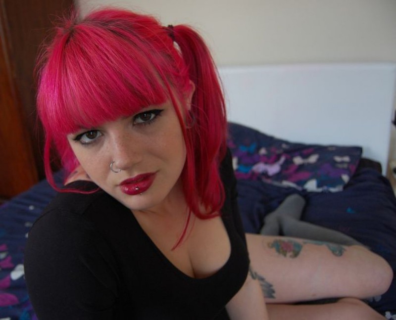 Красноволосая Лемон в своей комнате оголила татуированное тело 34 фотография