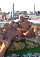 Голая компания отдыхает в Крыму на нудистском пляже 5 фотография