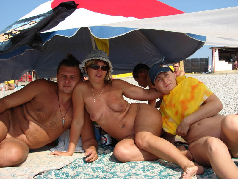 Голая компания отдыхает в Крыму на нудистском пляже 9 фотография
