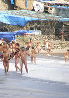 Голые сучки отдыхают на нудистском пляже 18 фотография
