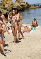 Голые сучки отдыхают на нудистском пляже 16 фотография