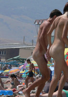 Голые сучки отдыхают на нудистском пляже 19 фото