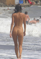 Голые сучки отдыхают на нудистском пляже 14 фото