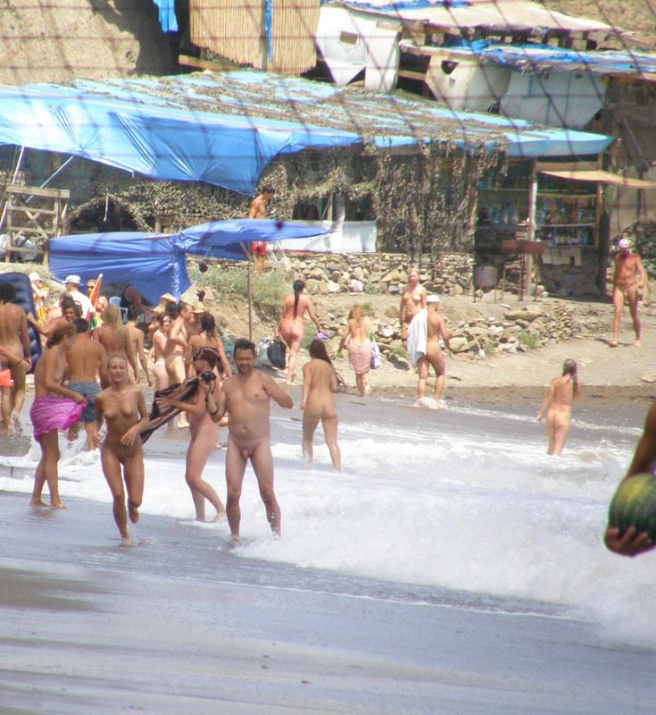 Голые сучки отдыхают на нудистском пляже 18 фотография