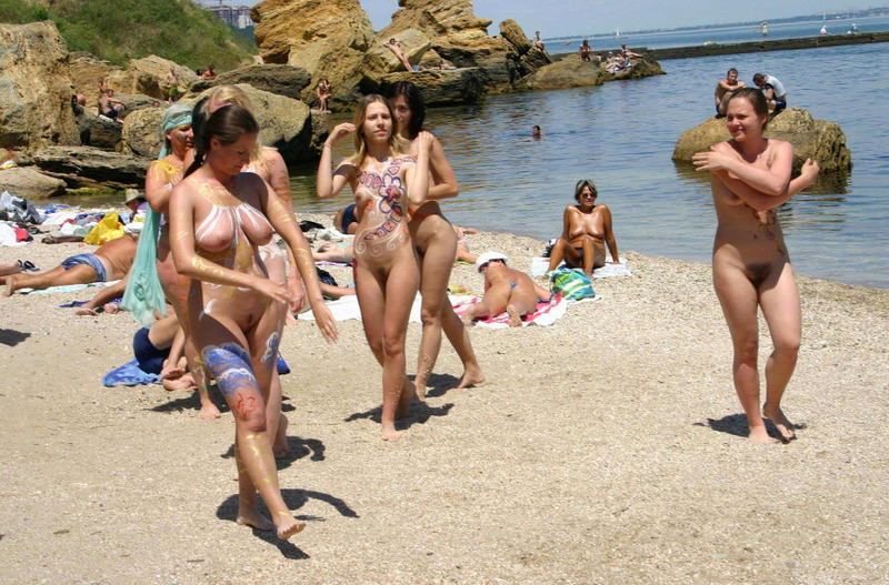 Голые сучки отдыхают на нудистском пляже 16 фотография