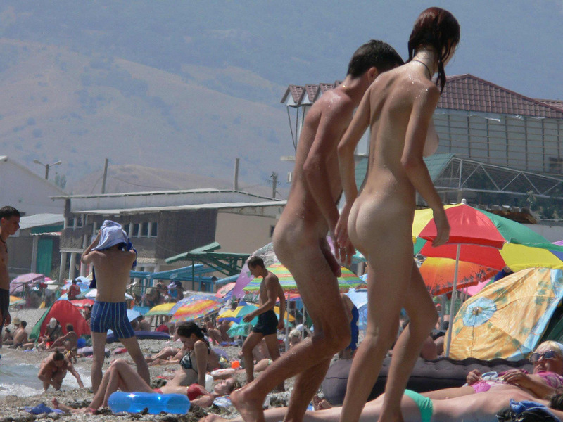 Голые сучки отдыхают на нудистском пляже 19 фотография