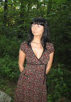 Ирина полностью разделась в лесу 1 фотография