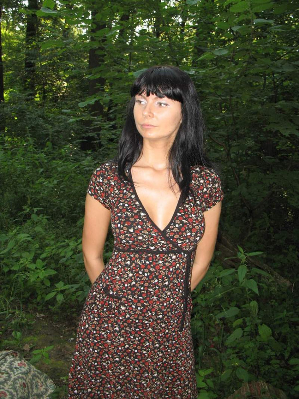 Ирина полностью разделась в лесу 1 фотография