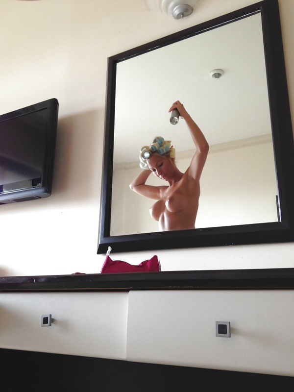 Откровенные блондинка безобразничает в квартире в роли медстестры 7 фотография
