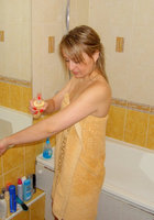 Зрелая блондинка укутывается в полотенце после водных процедур 10 фото