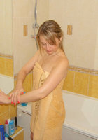 Зрелая блондинка укутывается в полотенце после водных процедур 11 фото