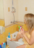 Зрелая блондинка укутывается в полотенце после водных процедур 13 фотография
