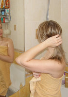 Зрелая блондинка укутывается в полотенце после водных процедур 9 фото