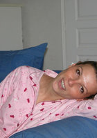 Зрелая мамзель кончила от мастурбации в кровати 3 фотография