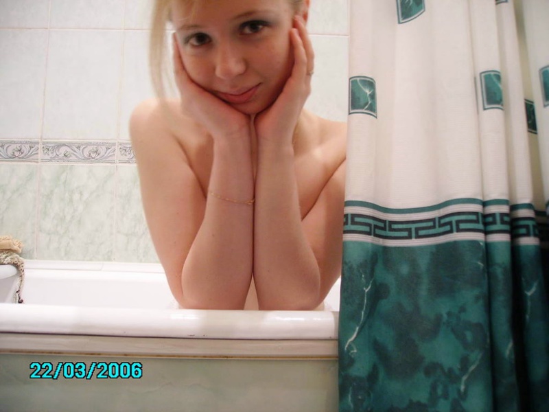 Молодая училка позирует нагишом в ванной комнате 10 фотография