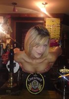 Катя залезла голышом на барную стойку 3 фото