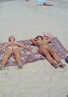Две прошмандовки загорают голые на пляже 6 фотография