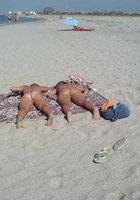 Две прошмандовки загорают голые на пляже 1 фотография