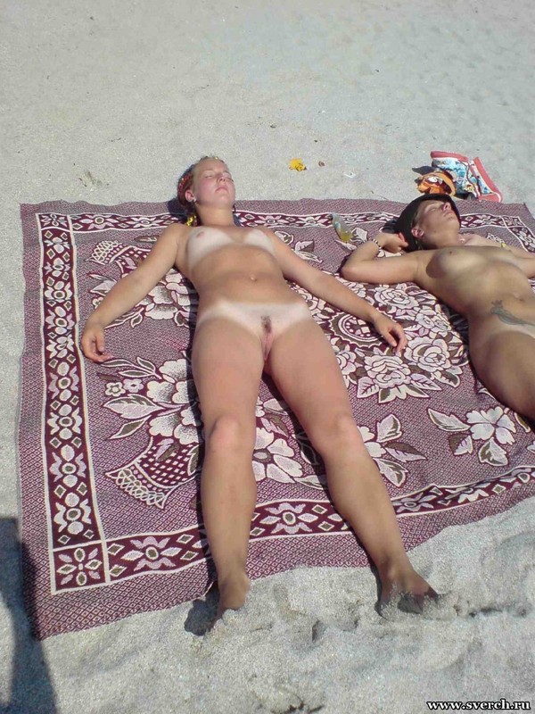 Две прошмандовки загорают голые на пляже 7 фотография