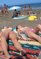 Нудистки разных возрастов отдыхают без купальников на пляже 4 фото