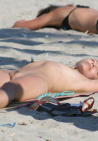 Нудистки разных возрастов отдыхают без купальников на пляже 10 фото