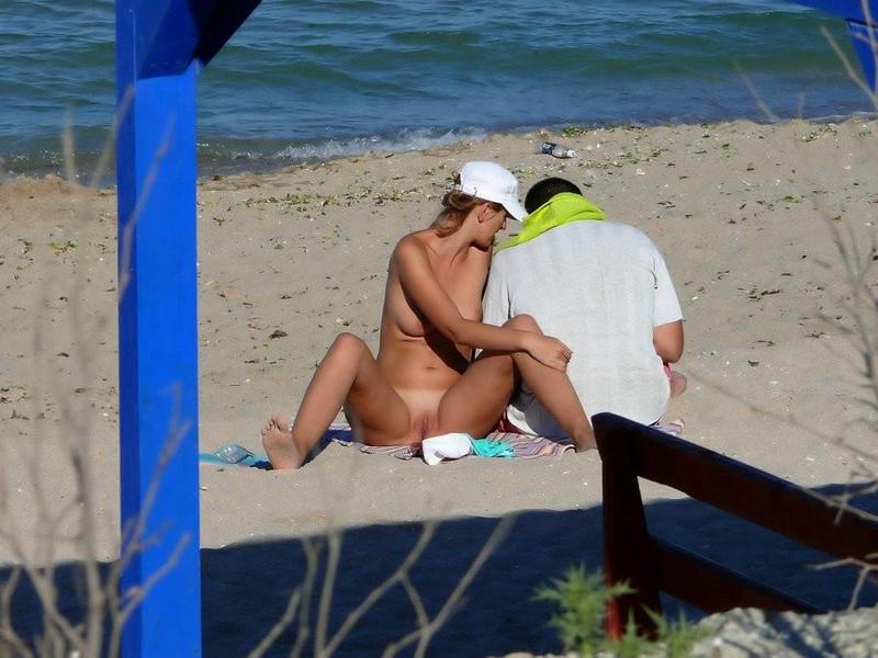Нудистки разных возрастов отдыхают без купальников на пляже 9 фотография