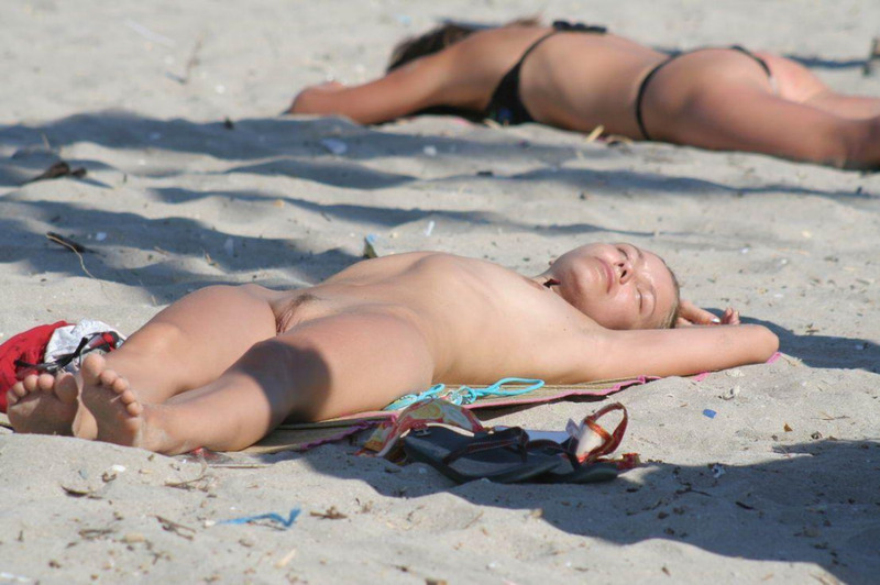 Нудистки разных возрастов отдыхают без купальников на пляже 10 фотография