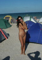 Голая нудистка гуляет по палаточному городку у моря 10 фото