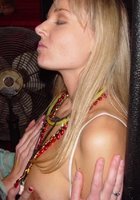 Пьяная блондинка на вечеринке хочет целоваться с лесбинякой 6 фото