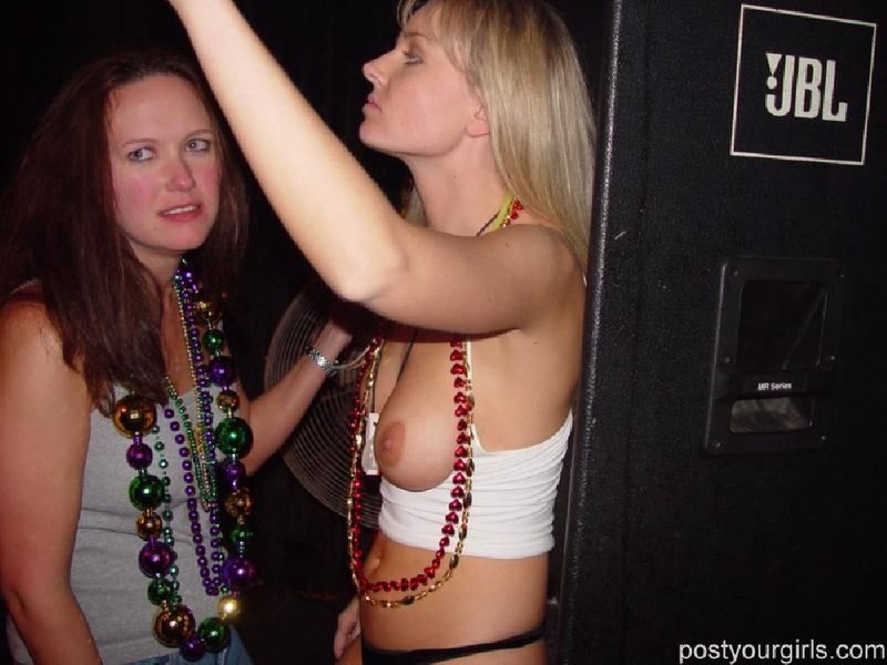 Пьяная блондинка на вечеринке хочет целоваться с лесбинякой 2 фотография