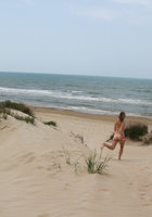 Голая мамка в Анапе гуляет по пляжу 16 фото