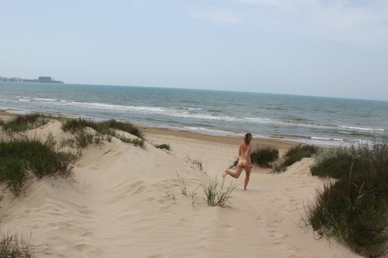 Голая мамка в Анапе гуляет по пляжу 16 фотография