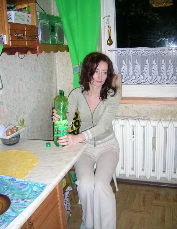 Развратная домохозяйка проводит вечер непристойно 4 фотография