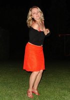 Очаровательная блондинка разделась на газоне поздно ночью 5 фотография