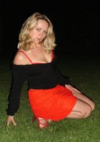 Очаровательная блондинка разделась на газоне поздно ночью 6 фото