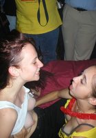 На вечеринке девчонка целует сосок подруги 1 фотография