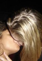 На вечеринке девчонка целует сосок подруги 6 фото